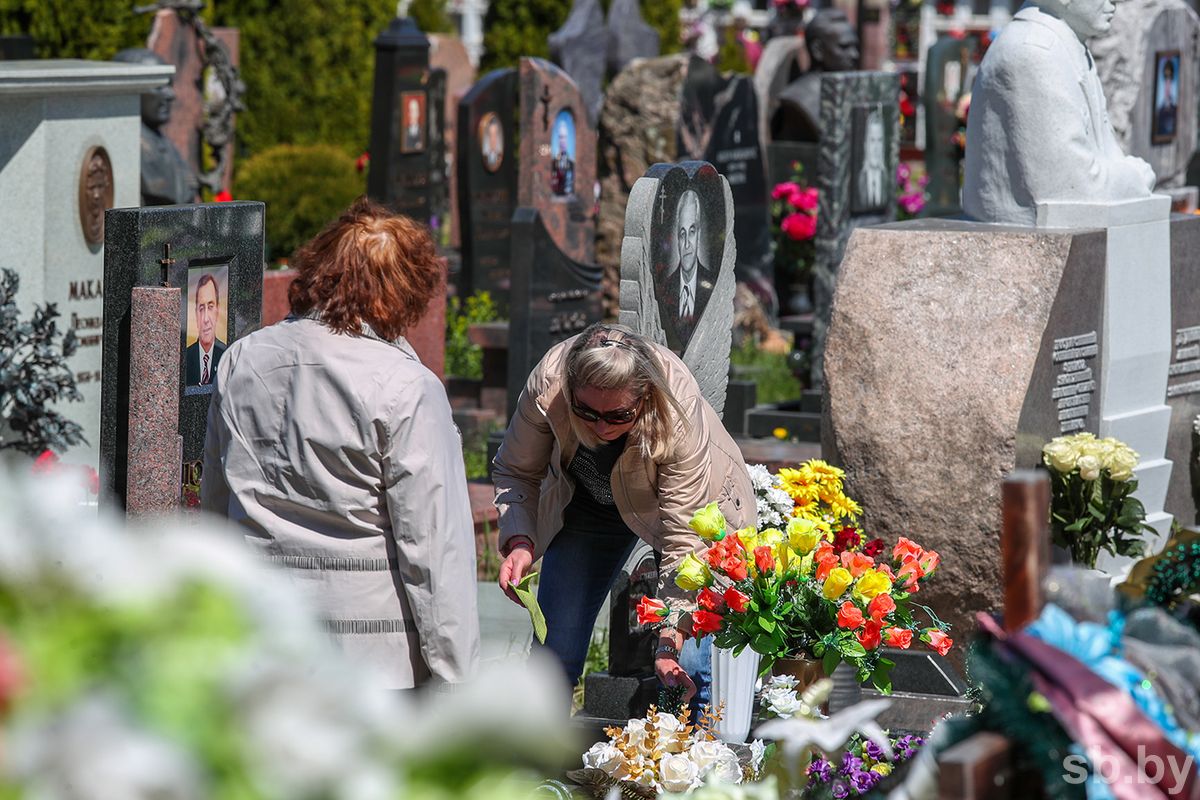 Когда радоница в белоруссии. Радоница на кладбище. Кладбище на Радоницу. Радоница у белорусов. Посещение кладбища на Радоницу.