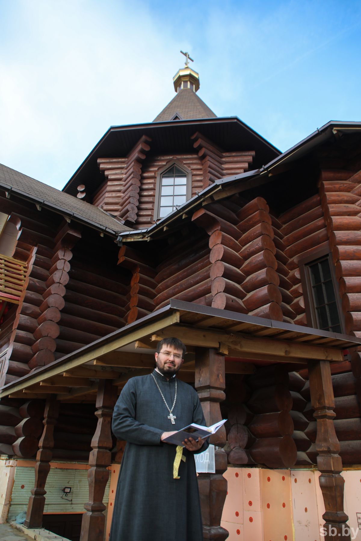 Церковь братьев. Братья в храме. Борисовка Церковь. Храм Дмитрия Солунского село Малахово настоятель. Строим Церковь.