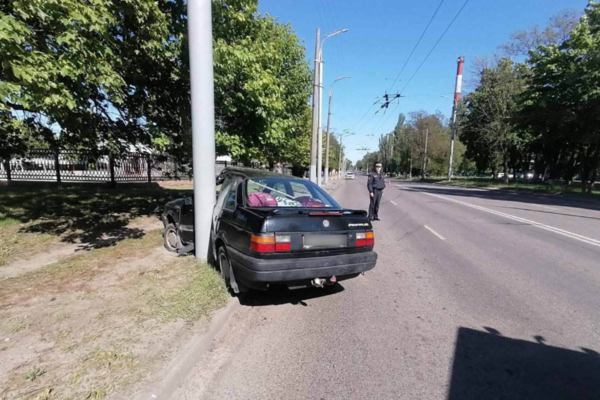 В Гомеле иномарка врезалась в осветительную опору – женщина-водитель в  больнице с травмами