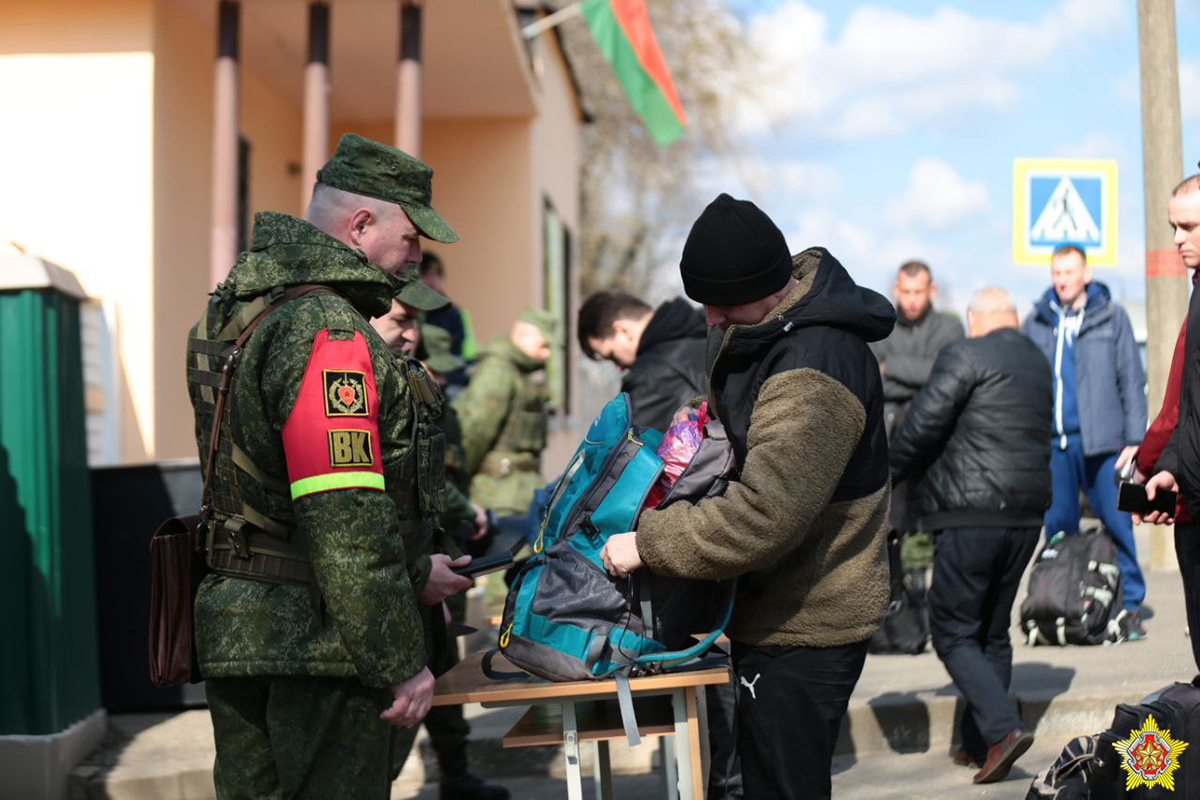 В Беларуси военнообязанные прибывают в 120-ю зенитную ракетную бригаду ВВС  и ПВО для проверки боеготовности