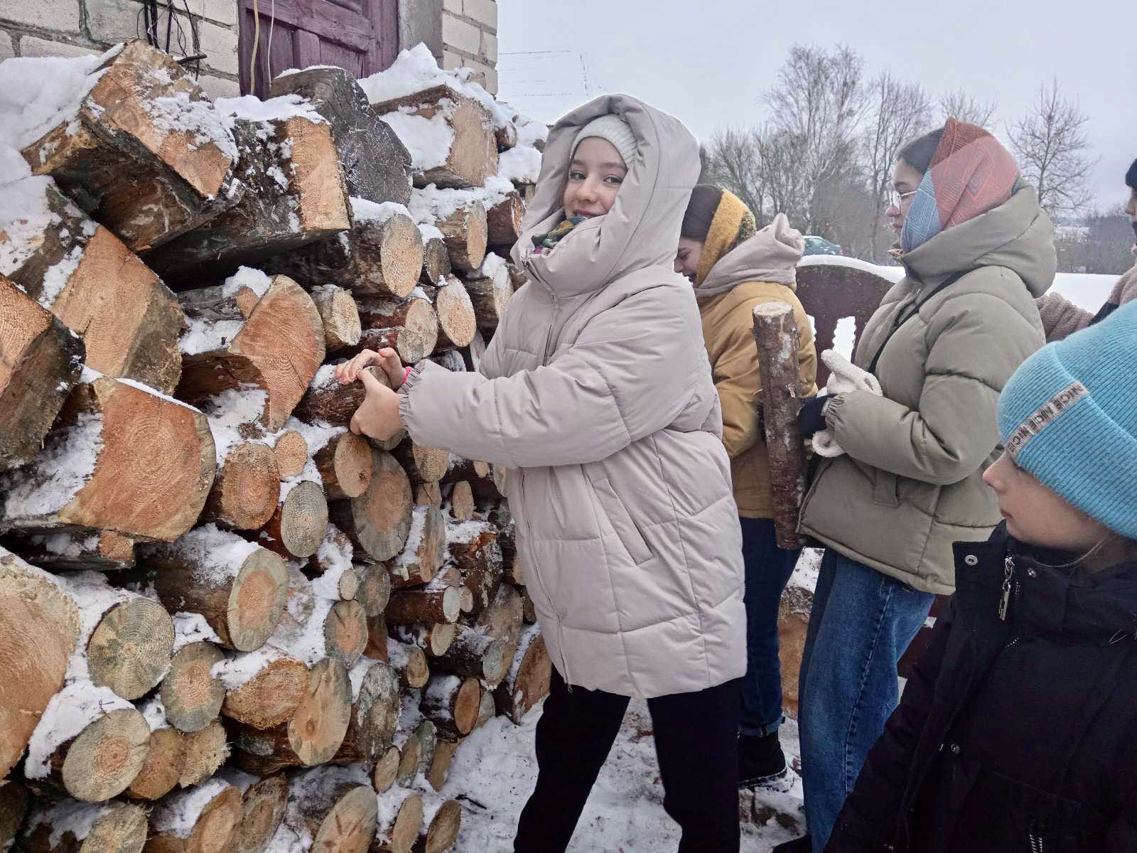 С охапкой дров и в обнимку с забором – на Дятловщине прошли щедровские  гадания