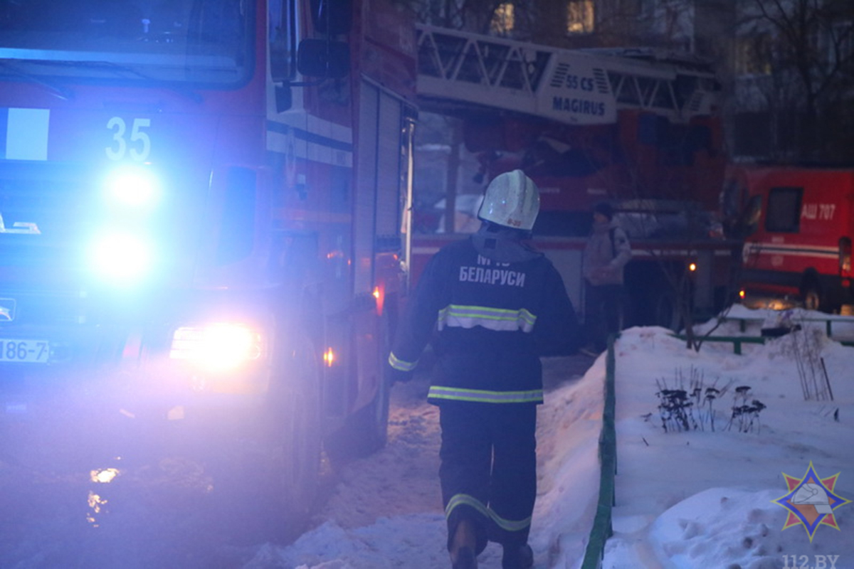 МЧС: при пожаре в Минске спасены два человека