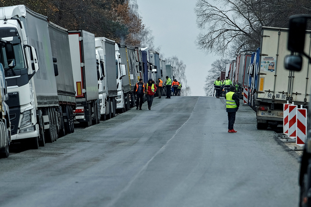 В Киеве заявили, что польская сторона принимает меньше грузовиков, чем  согласовано