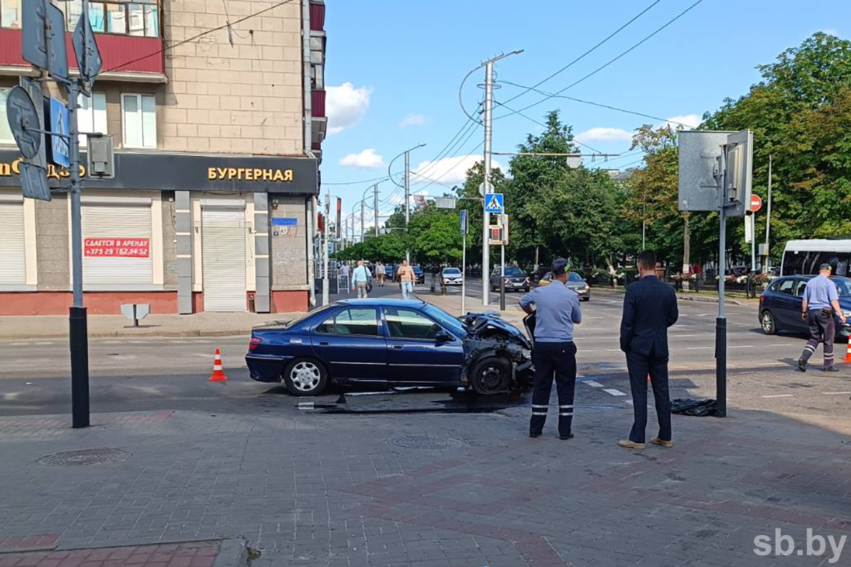 В Гомеле при столкновении двух иномарок одна отлетела на тротуар и сбила  пешехода