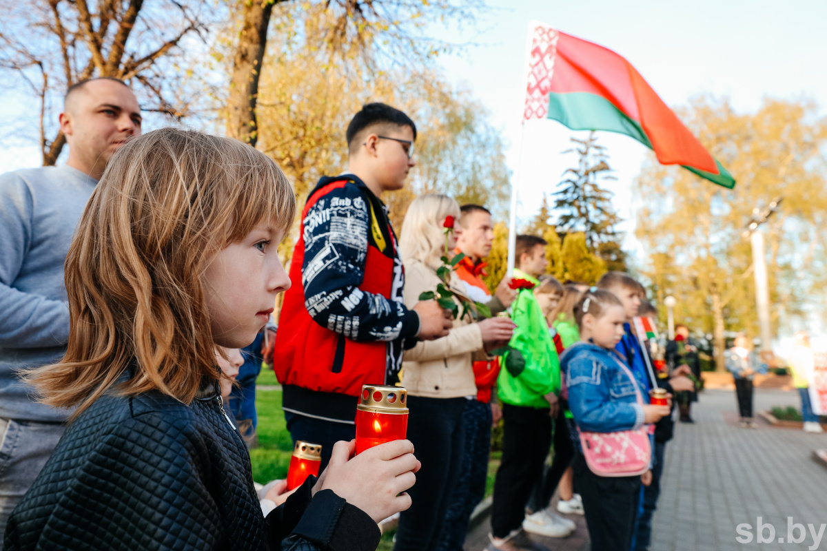 Покажи праздник. Жители Белоруссии. 9 Мая праздник особый. 9 Мая честь отдают. Раздает сердца.