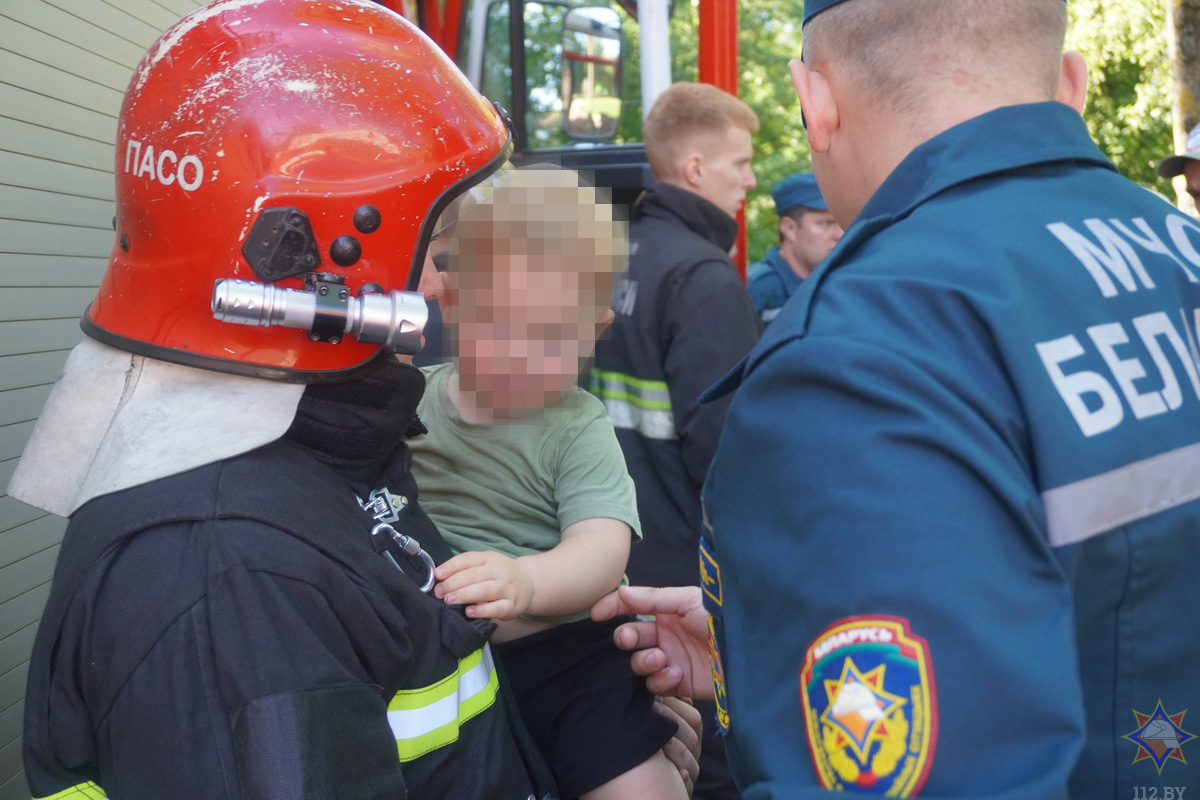 В Могилеве спасатели освободили братьев-близняшек, случайно запертых в  салоне автомобиля вместе с ключами