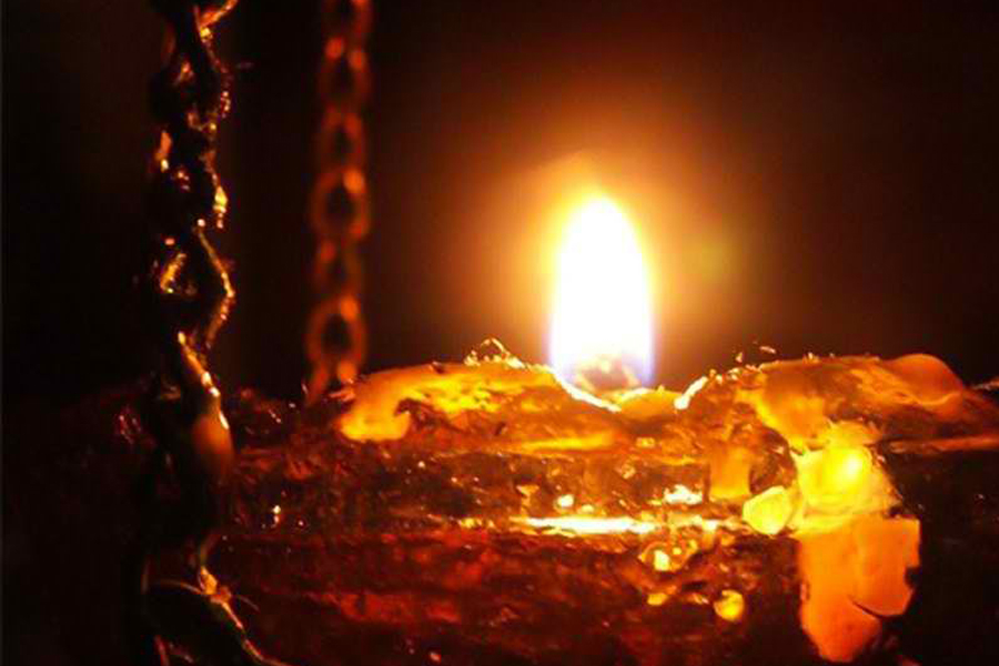Свечи погасли в церкви. Горящая лампада в храме. Горящие свечи в храме. Лампада для свечи. Лампада с огнем.