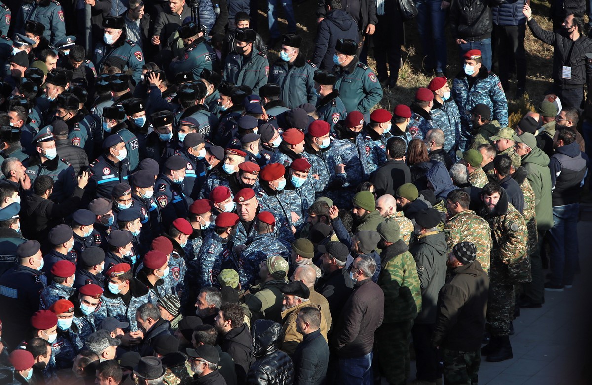 В чем выражалось противостояние сторонников и противников. Встречать траурную процессию.