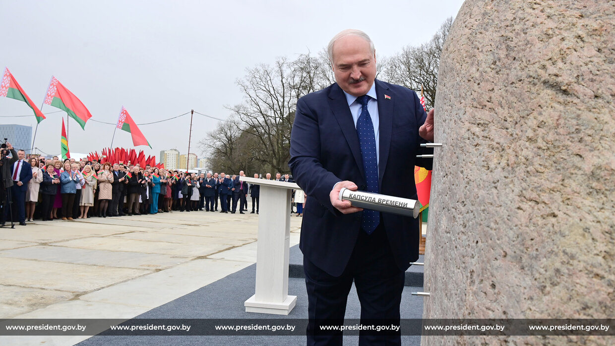 Лукашенко в Гродно заложил капсулу на месте строительства городской  клинической больницы