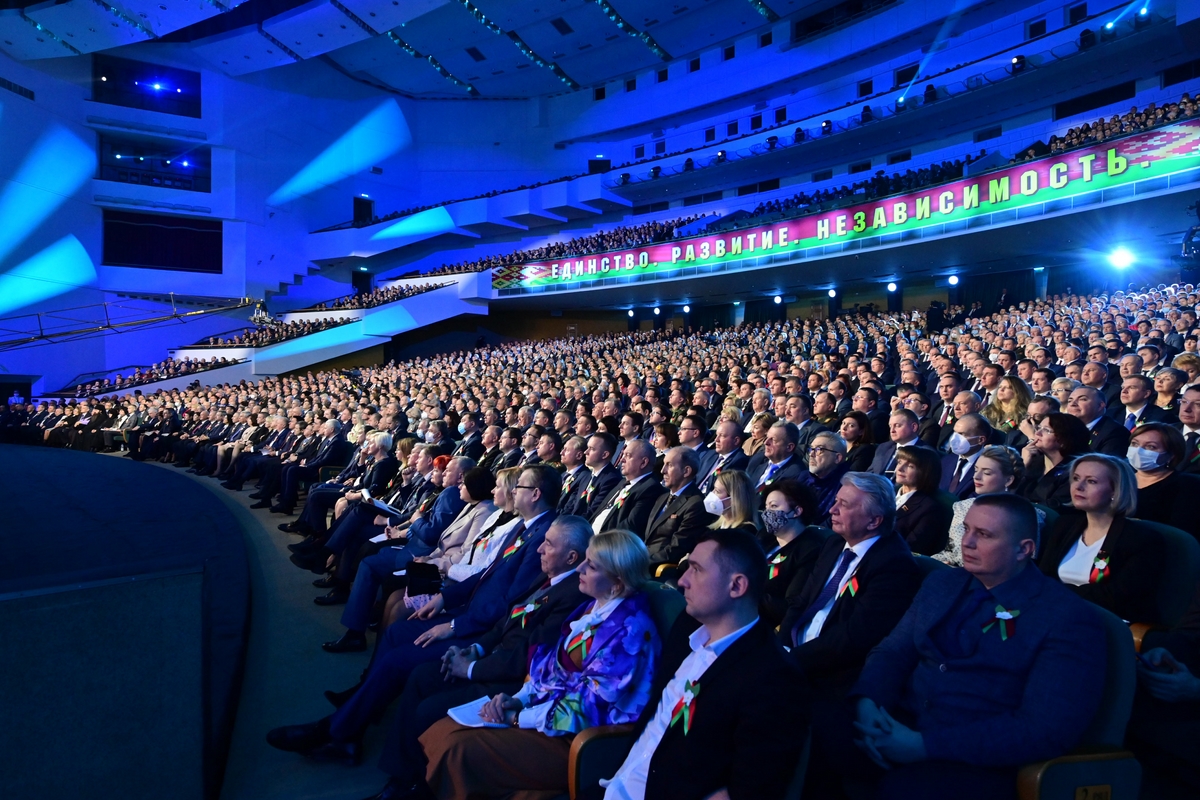 Президента рб 2022. Послание Лукашенко 2022. Лукашенко с народом фото.