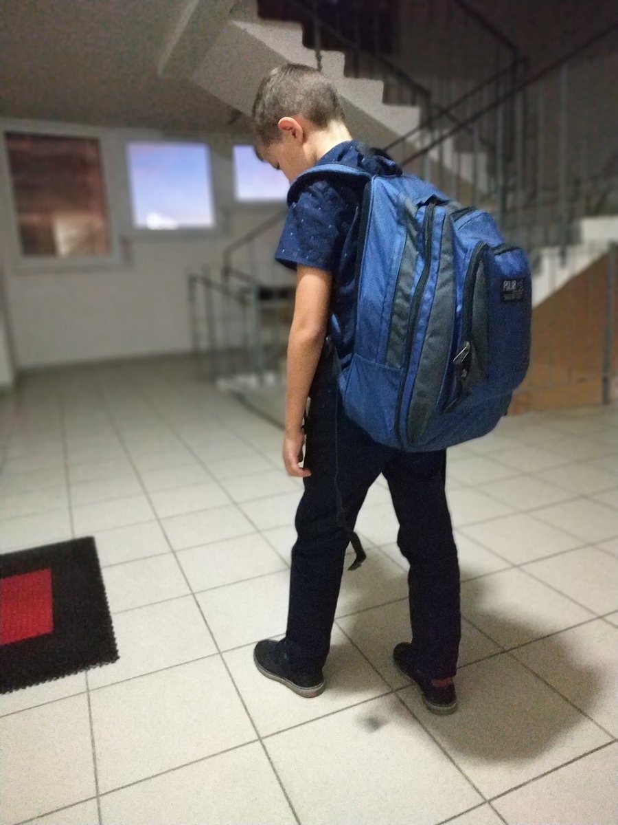 Пол учебного. Школьник с рюкзаком. Школьник с портфелем. Школьник с большим портфелем. Школьник с огромным рюкзаком.