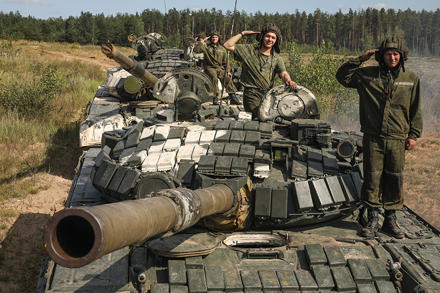 Количество экипажа танка. Экипаж т-72б. Танк т72 экипаж. Экипаж танка т-72. Т-72 Урал.