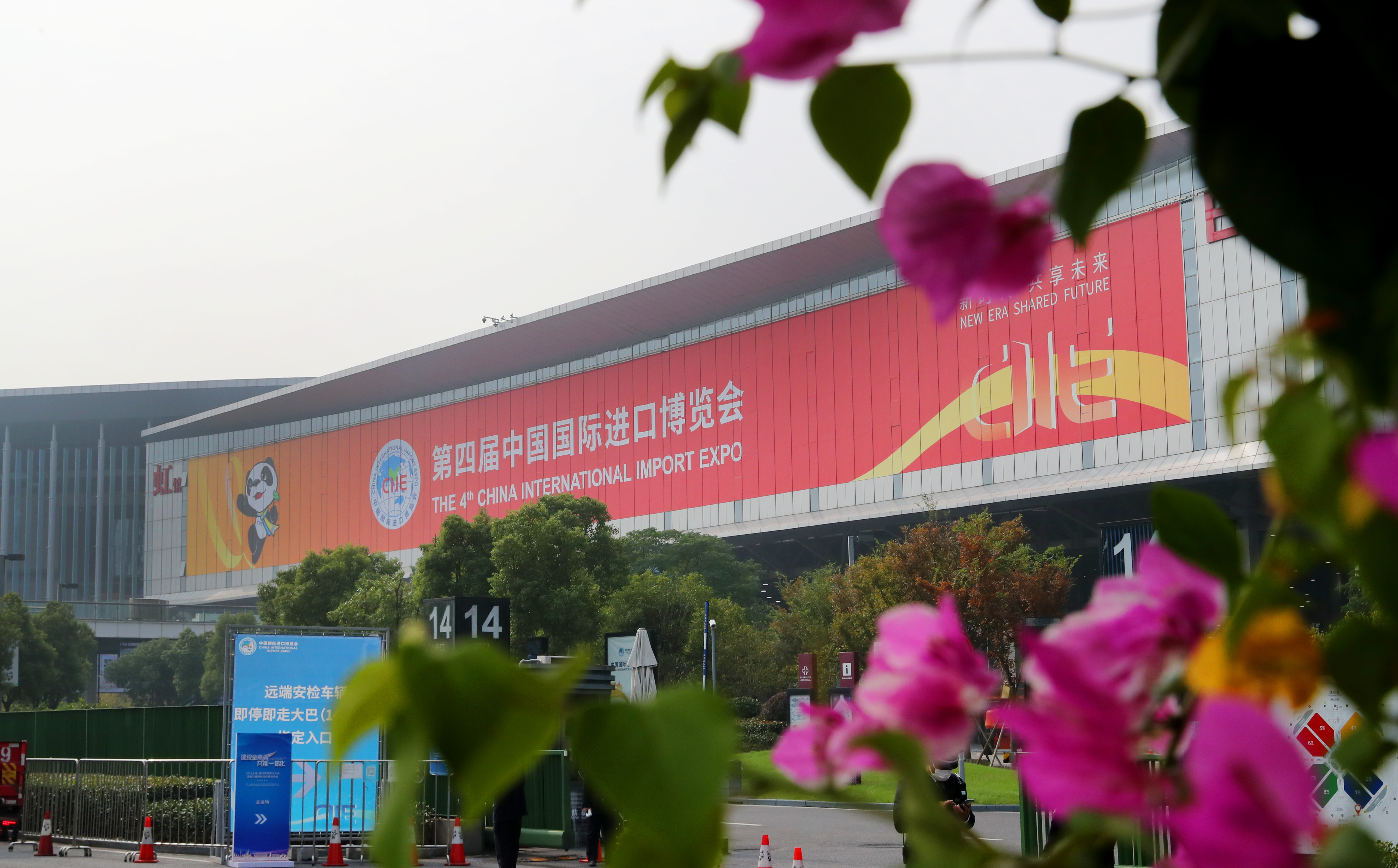 Шанхайский национальный выставочный центр. China International Import Expo. Цветы на встрече с блинкеным в Китае.