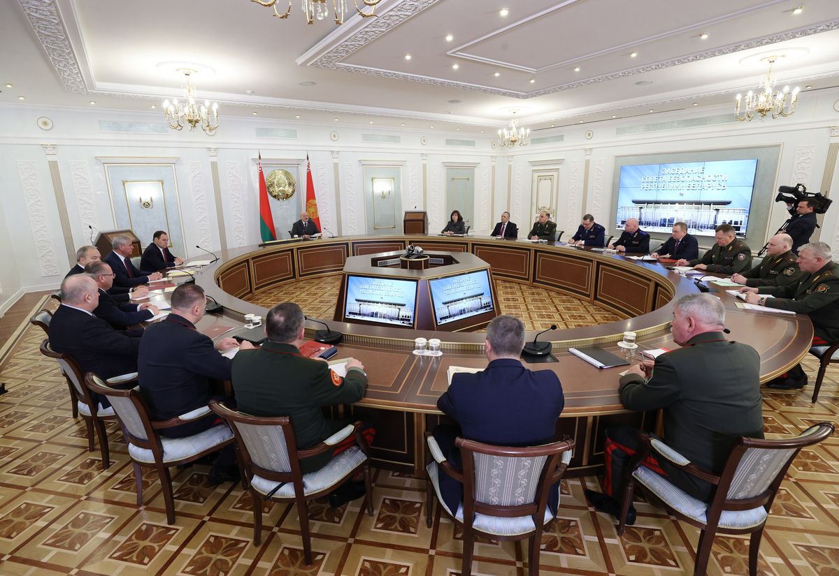 Сайт правительства рб. Заседание правительства Беларуси Лукашенко. Лукашенко на заседании. Заседание.