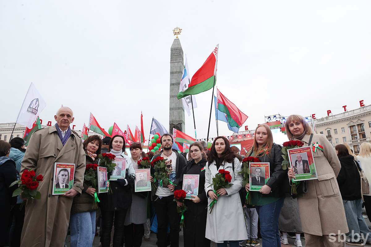 Этого просит сердце»: сотрудники издательского дома «Беларусь сегодня»  возложили цветы на площади Победы