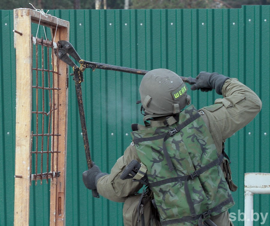 Кгб беларуси. КГБ форма спецназ. Боец КГБ Беларуси. Надписи на касках спецназа. Надписи на шлемах спецназа.