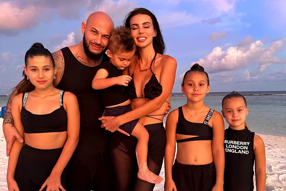 Оксана Самойлова поделилась роскошной семейной фотосессией на пляже — что смутило подписчиков?