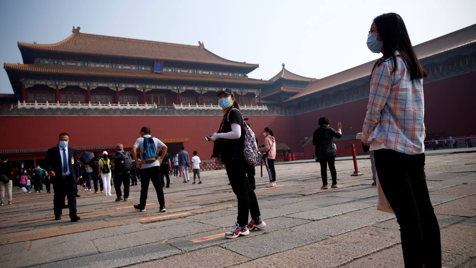 Людей проживает в китае. Пекин люди. Китайские туристы. Китай люди на улице. Пекин город люди.