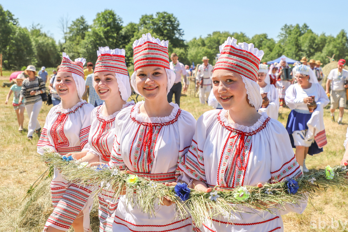 Культуры беларуси и россии. Культура Белоруссии. Культура белорусов. Сенофест. Население и культура Белоруссии.