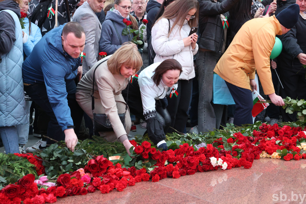 Этого просит сердце»: сотрудники издательского дома «Беларусь сегодня»  возложили цветы на площади Победы