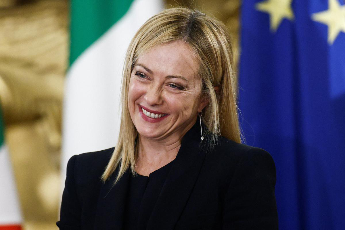 министр италии в стрингах