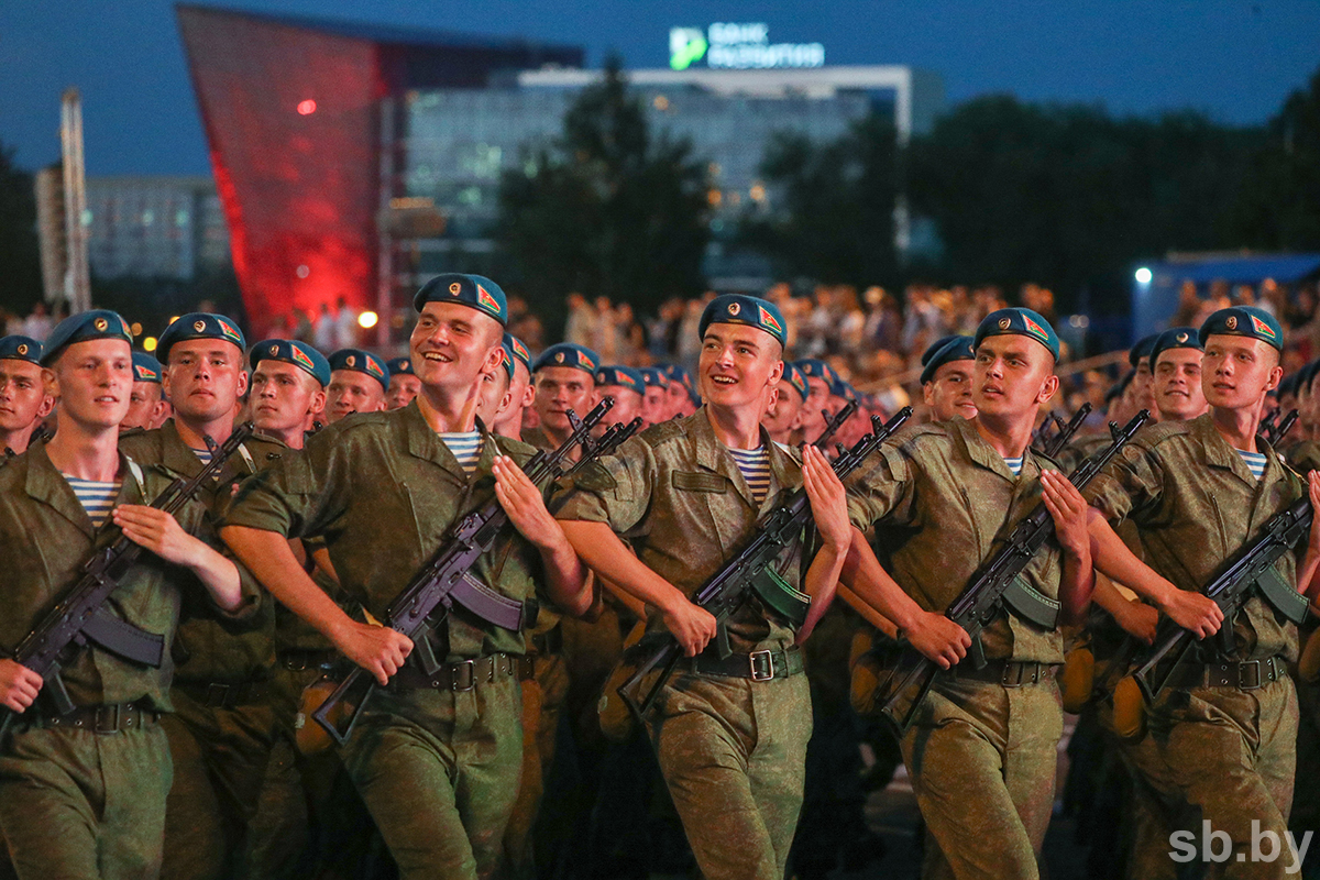 Наши корреспонденты посмотрели, как проходят вечерние генеральные репетиции  парада, и пообщались с участниками