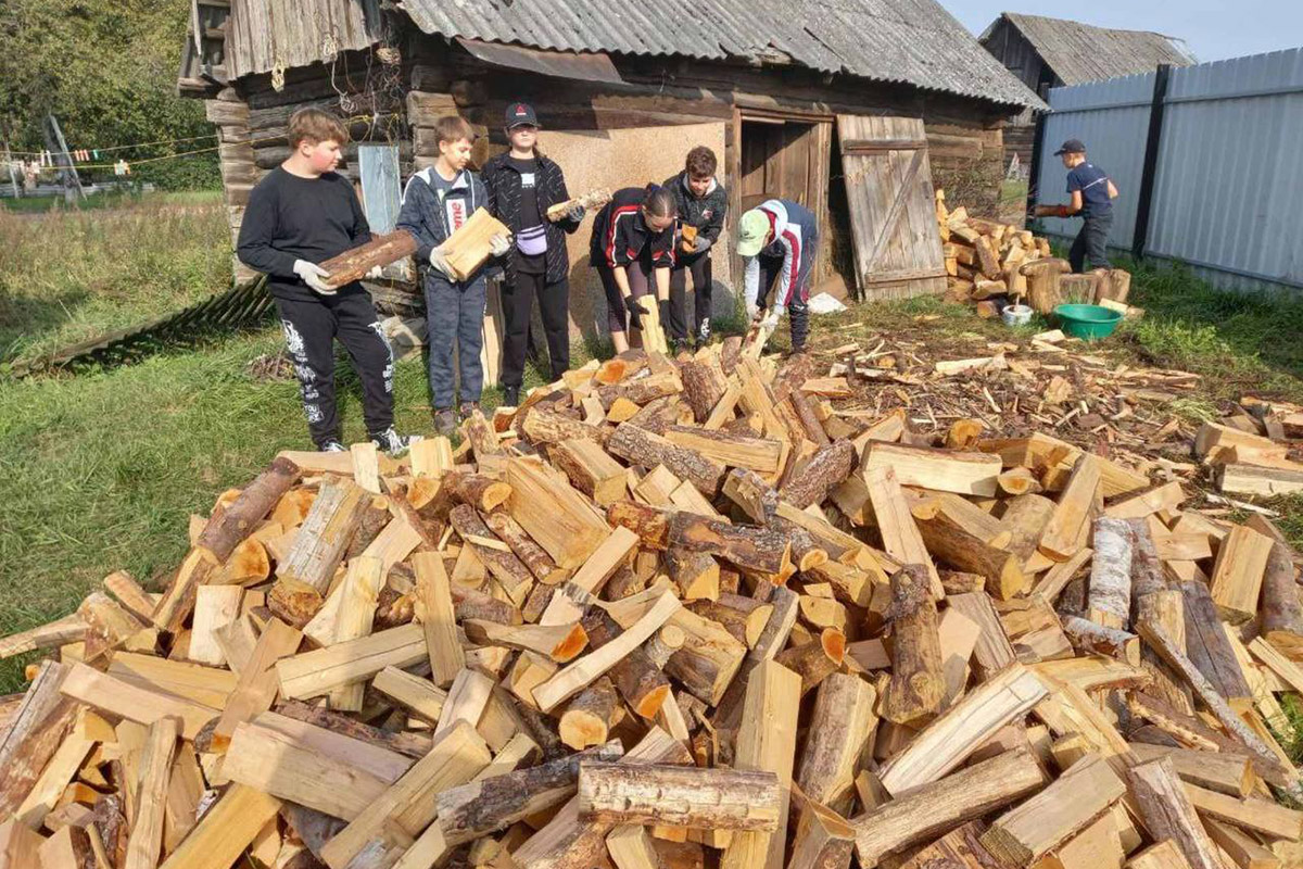 Волонтеры БРСМ помогают одиноким пенсионерам подготовиться к зиме –  «Эстафета тепла» продлится до 27 октября