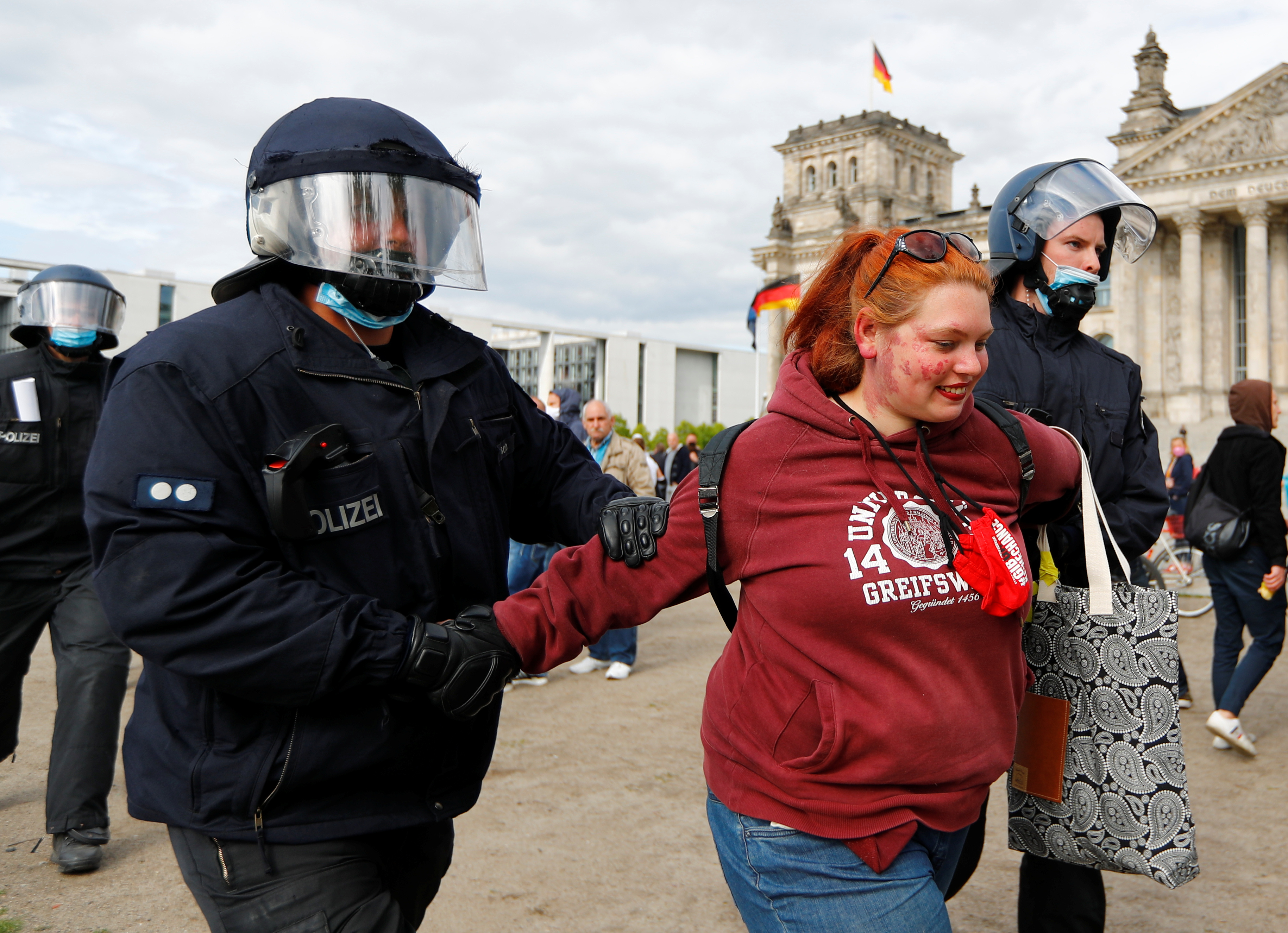 Протестующая против. Берлин протесты против коронавируса. Полиция Германии коронавирус. Протесты в Германии 2020. Разгон демонстрации в Германии 2020.