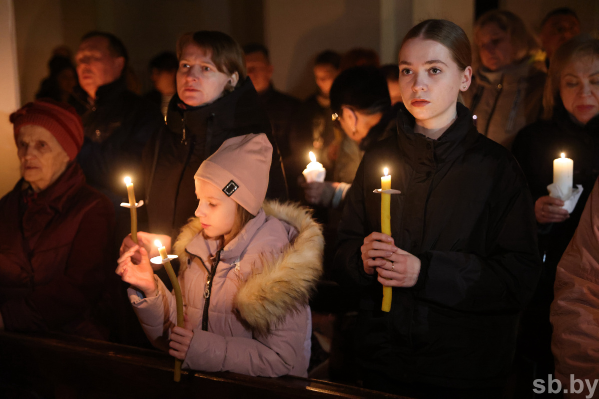 Пасха в 2024 в беларуси. Пасхальная служба. Пасхальная ночь. Пасхальная литургия. Богослужение на Пасху.