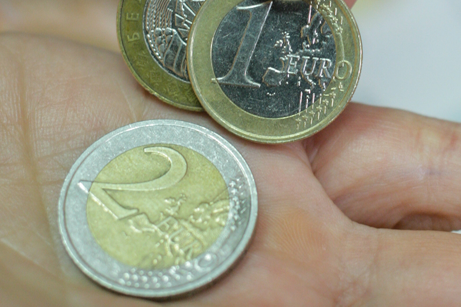 1 бел рубль в рублях. Белорусский рубль к евро. Валюта в Минске. 1 Евро в бел. 2 Белорусских рубля.