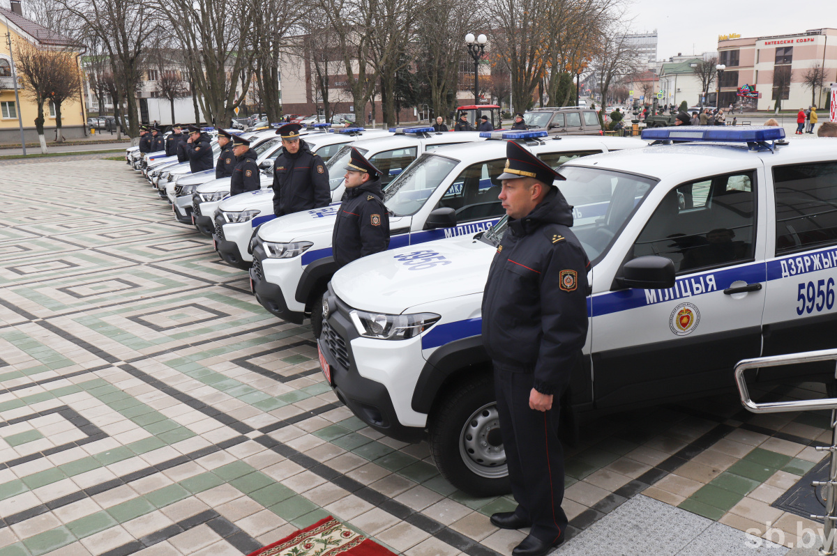 Участковым инспекторам милиции Минской области вручили 26 новых служебных  автомобилей