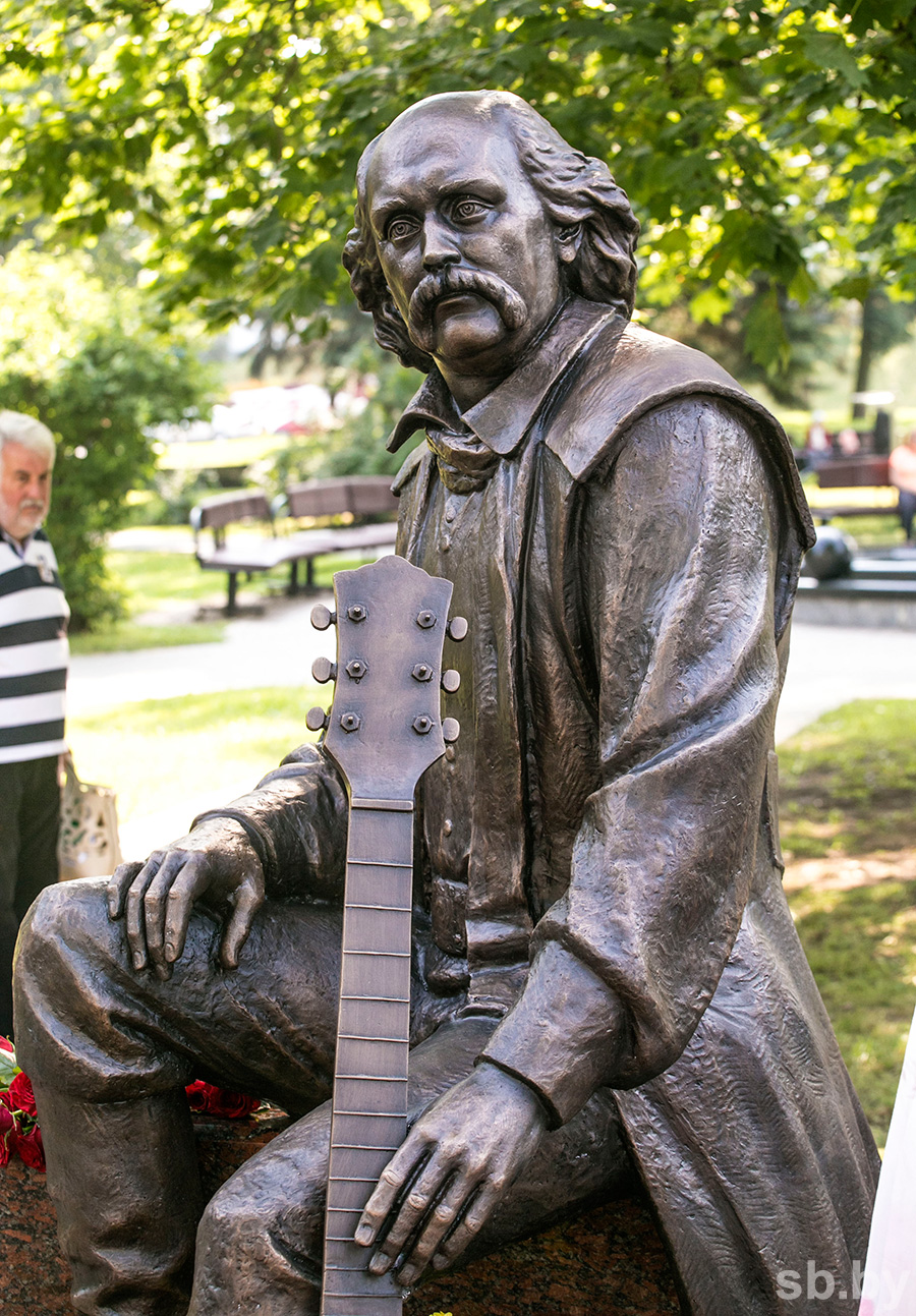 Мулявин биография. Владимир Мулявин. Владимир Мулявин Песняры. Памятник Владимиру Мулявину. Памятник Владимиру Мулявину в Беларуси.