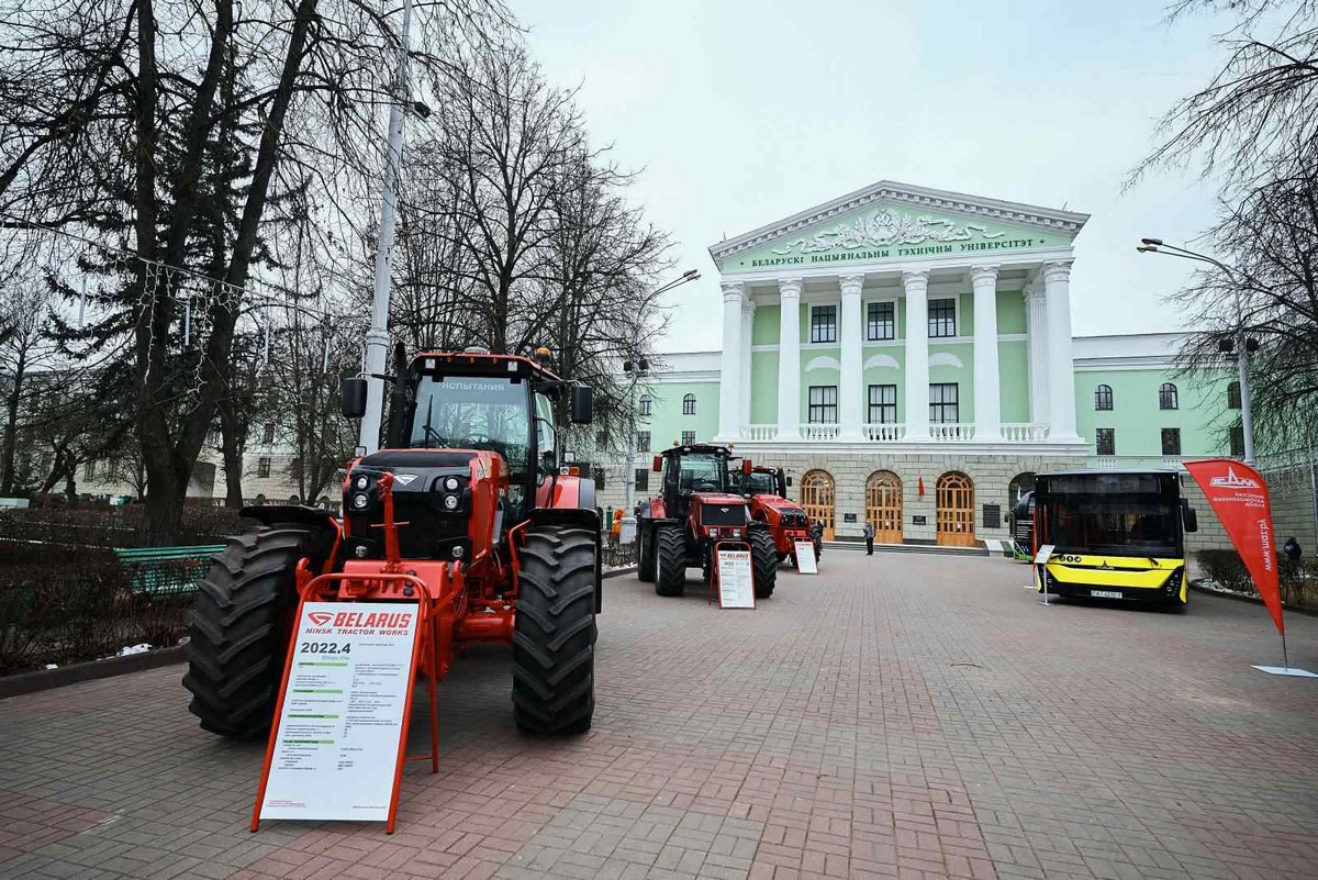 Минская техника. БНТУ Минск. Выставка тракторов. Выставка техники в Белоруссии. БНТУ адрес.