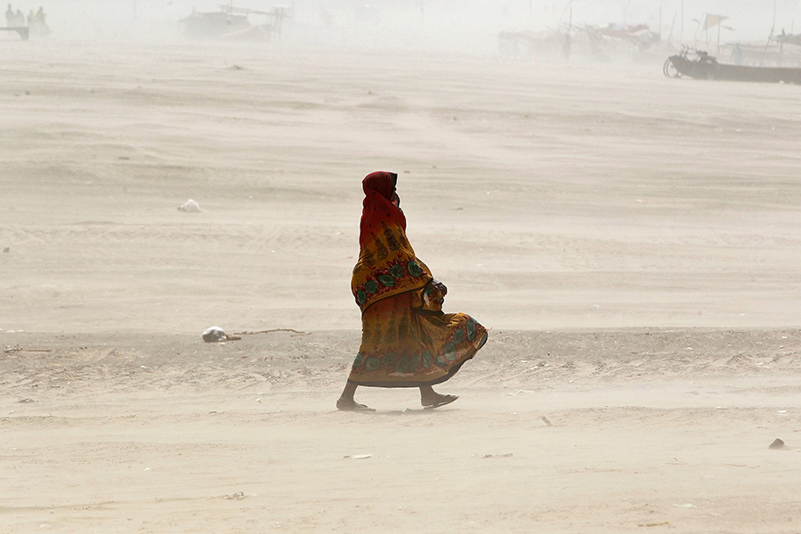 Бури человеческой жизни никак не. Человек в песчаной Буре. Песчаная буря. Человек в песчаной Буре пустыни. Песчаные бури в Индии.