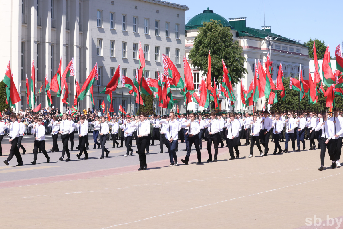 В Бресте на площади Ленина проходит праздничное мероприятие ко дню  государственных символов Беларуси