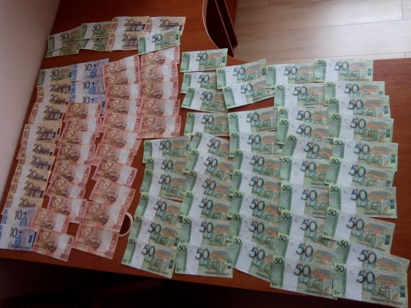 Белорусский рубль больше рубля. Пачка белорусских денег. Много денег белорусских. Пачка белорусских денег в руке. Много белорусских денег в руках.
