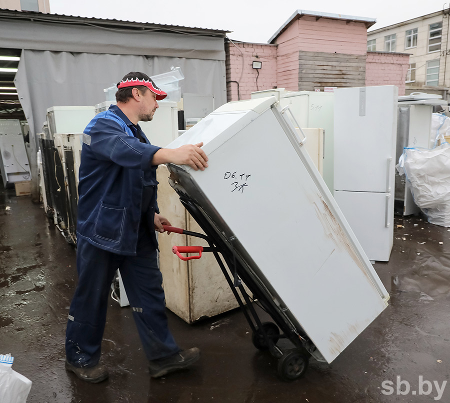 Вывоз утиля. Утилизация холодильников. Вывезем холодильник. Утилизаторы холодильников. Утилизация старой бытовой техники.