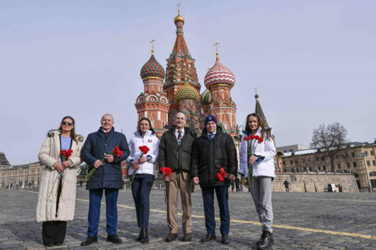 Василевская и Ленкова возложили цветы к местам захоронения Юрия Гагарина и  Сергея Королева в Москве