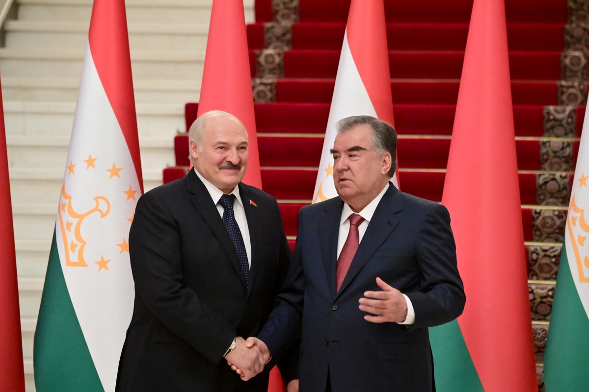 Таджики в белоруссии. Лукашенко и Рахмон. Лукашенко и Эмомали Рахмон.