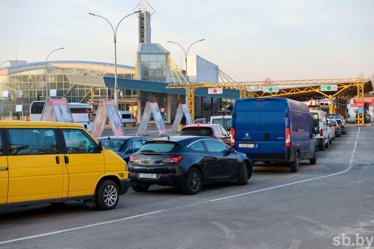 ГПК: за выходные дни очередь легковых авто в Литву и Польшу выросла на 335  машин