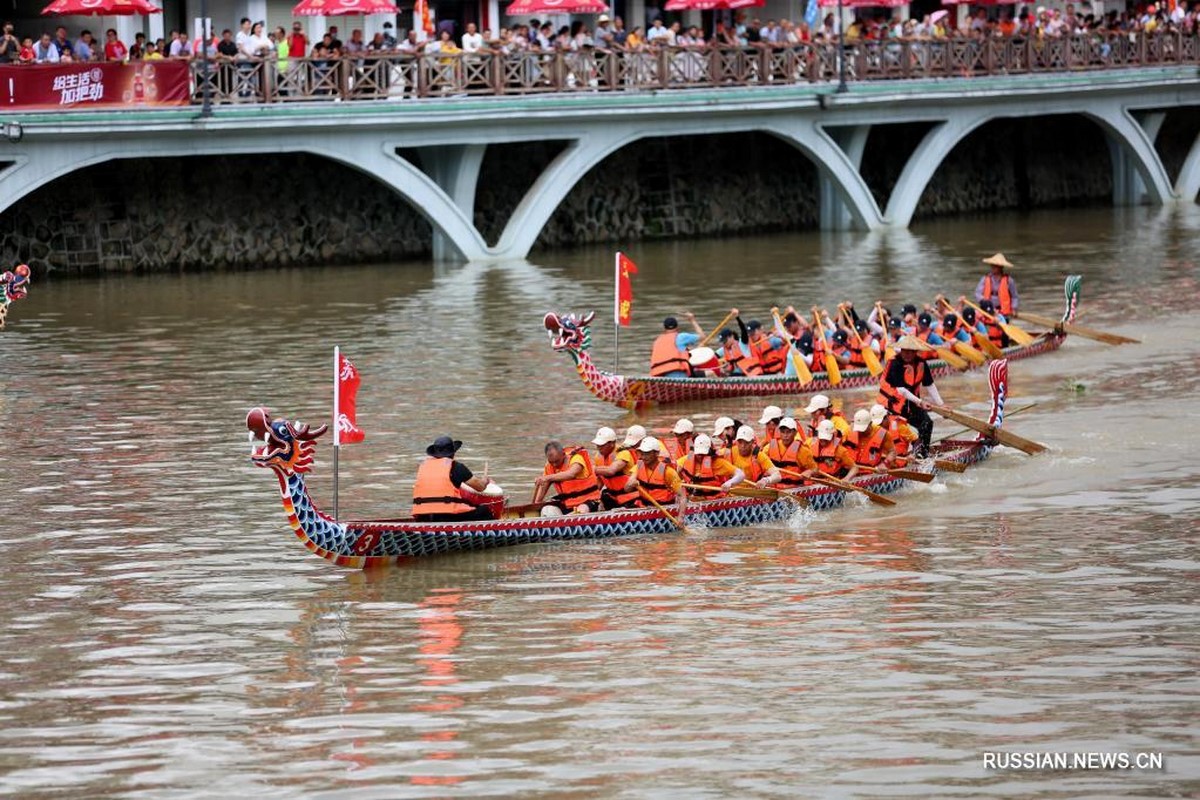 Dragon boat festival holiday. Дуаньу праздник драконьих лодок. Фестиваль драконьих лодок в Китае. Праздник драконьих лодок в Китае. Китайский праздник дуаньу.