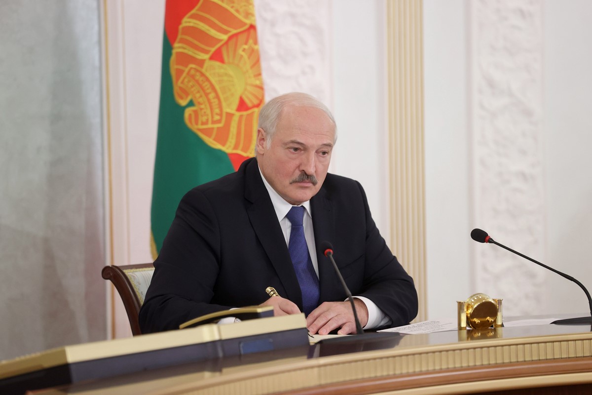 Лукашенко подписал указ о переводе. Лукашенко подписывает. Указ Лукашенко. Лукашенко подписывает УК. Лукашенко на заседании фото.