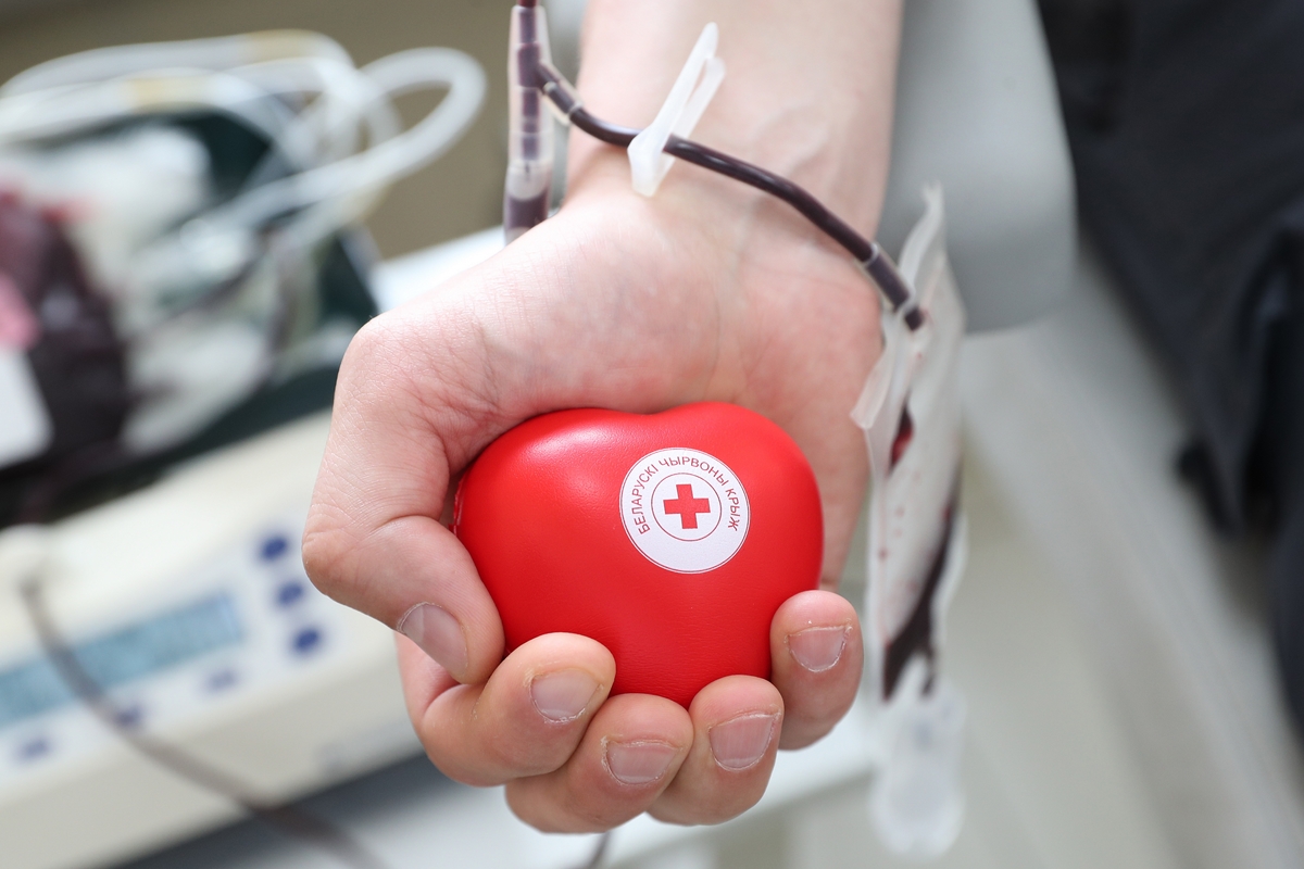 Донорство рб. Красный крест донорство. Мяч для донора крови. Красный крест донорство крови. Мячики для доноров крови.