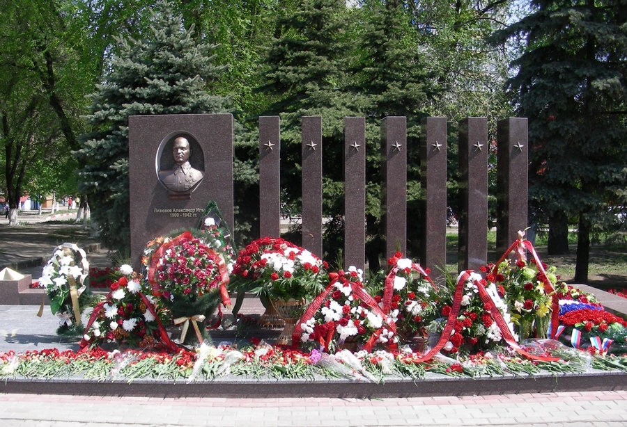 Памятник лизюкову воронеж. Памятник генералу Лизюкову Воронеж. Памятник генералу Лизюкову в Воронеже фото.