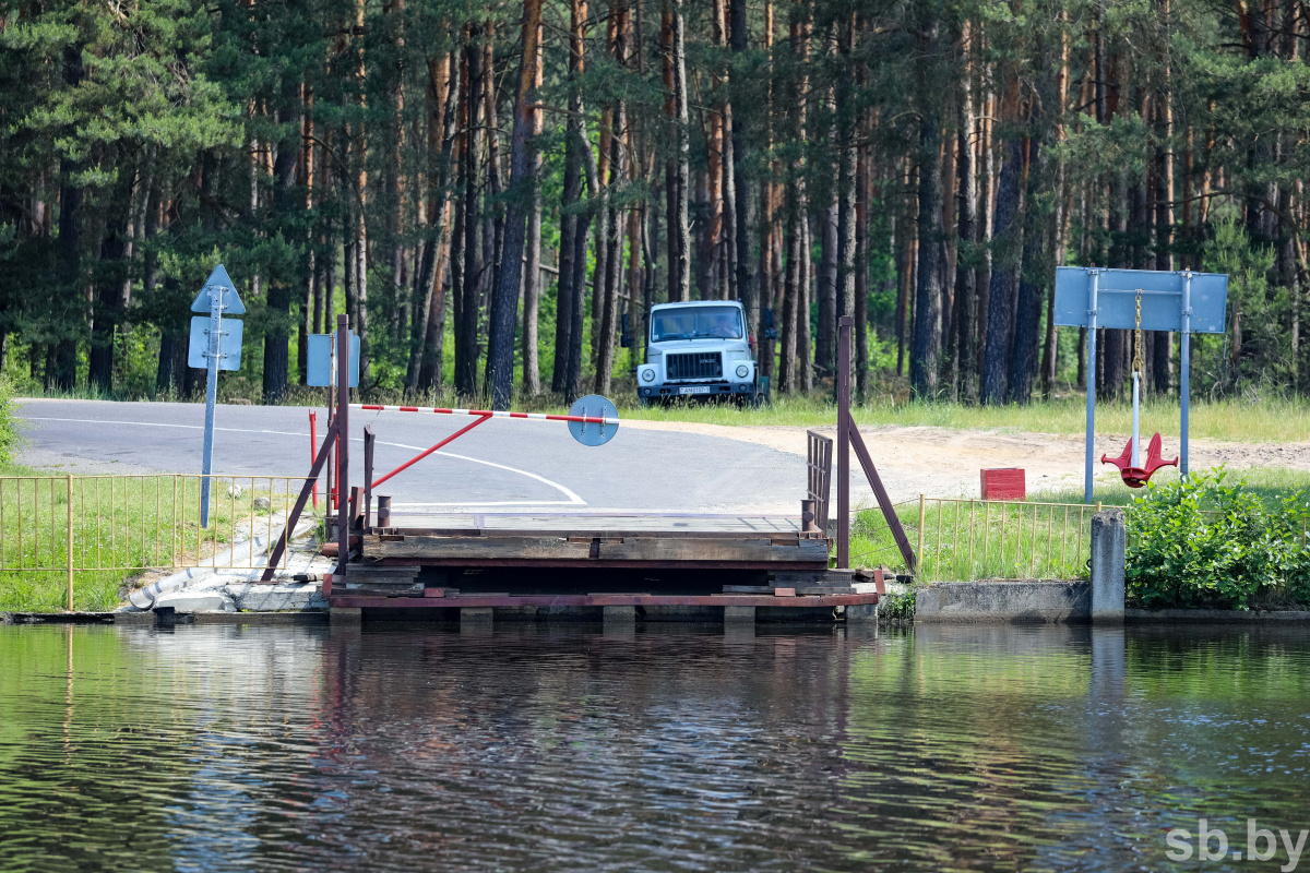 Маленький паром. Паром маленький. Паром мост. Переправа соединяет два берега.