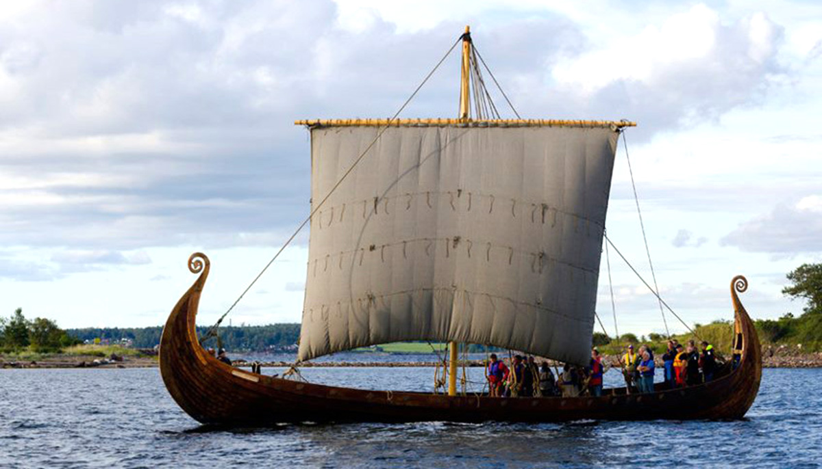 Ладья море. Ладья Драккар викингов. Дракар викингов в Выборге. Ладья викингов Выборг. Карви корабль викингов.