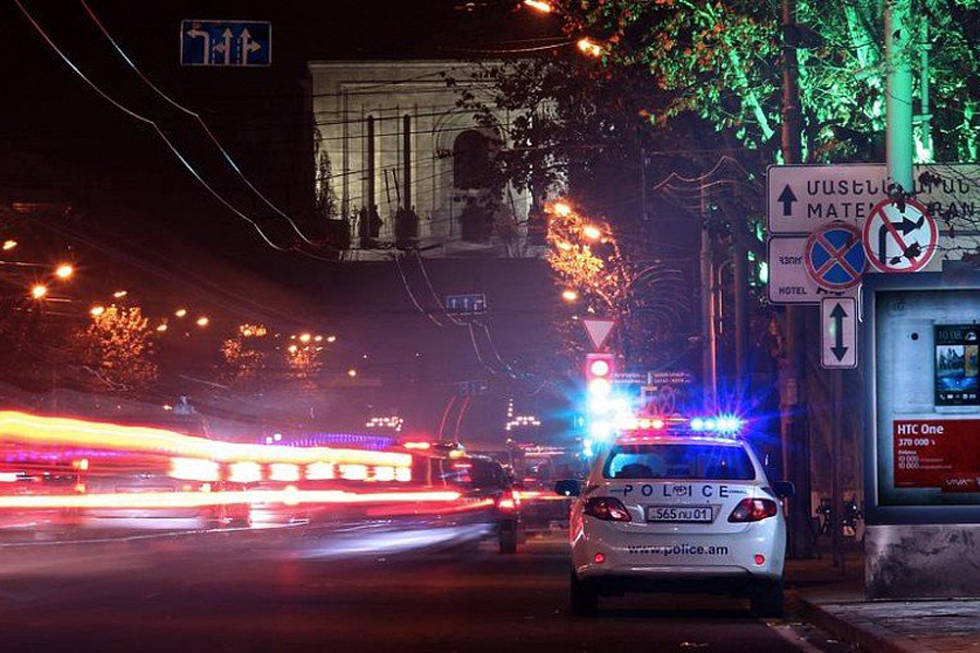 Евро в ереване. Ереван ночь улицы в центре. Ночной город Ереван 2023. Ночной Ереван машины. Ереван улицы 2023.