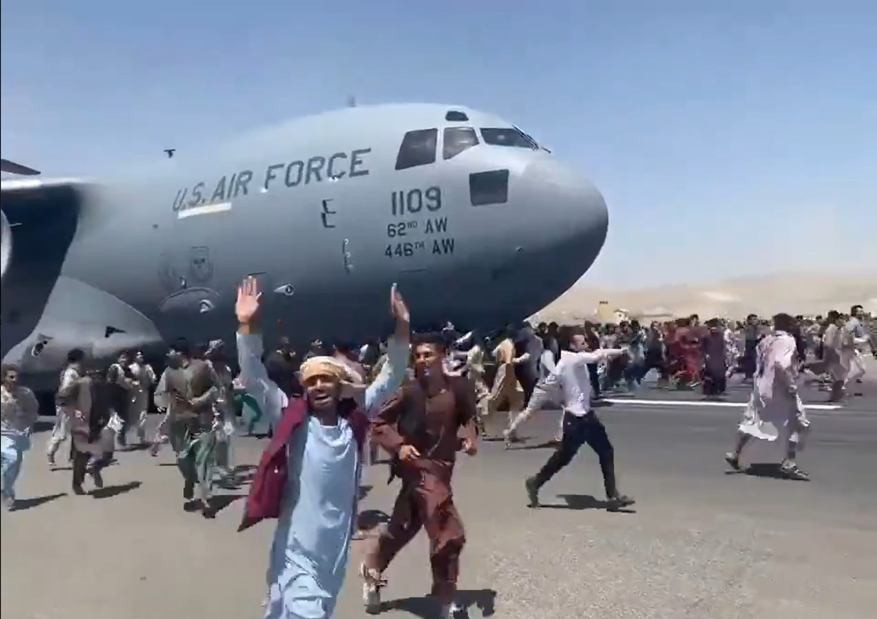 Люди падают с самолета. Афганистан аэропорт Кабул бегство. Кабул Афганистан самолет. Американцы аэропорт Кабула 2021. Побег американцев из Кабула.