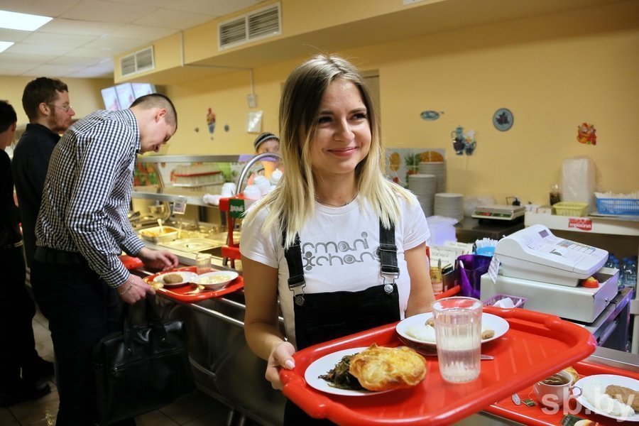 Еда для студентов. Студенты в столовой. Еда в студенческой столовой. Студенты обедают в столовой. Студенческие столовые.