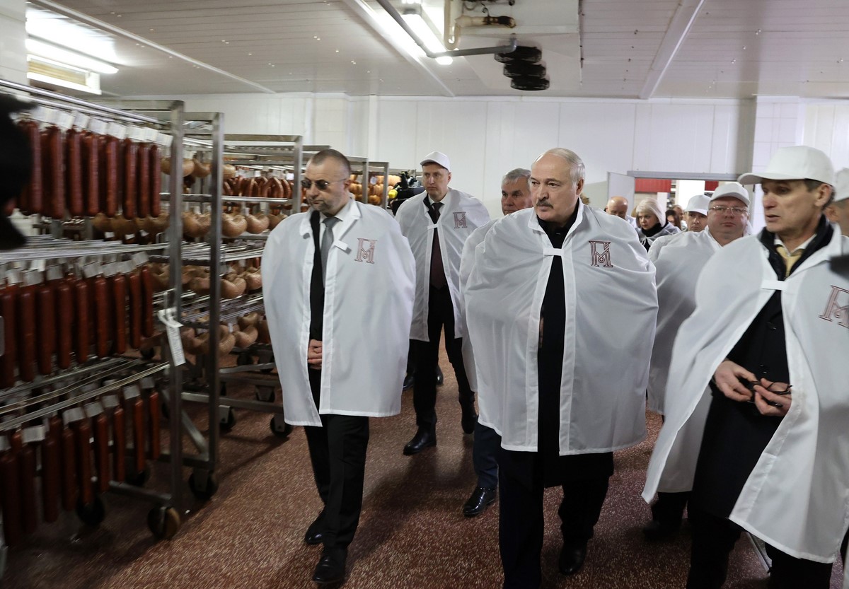 Новости беларуси сегодня самые свежие 2024 год. Лукашенко посетил мясокомбинат. Лукашенко на Молочном заводе. Продукция Глубокского молочно-консервного комбината.
